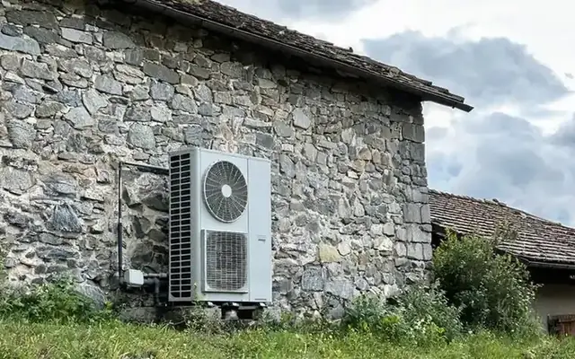 Pompe à chaleur hybride associée à une chaudière pour rénover un vieux bâtiment en pierre du Nord vaudois