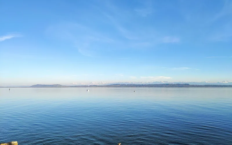 Lac de Neuchâtel vu depuis la région d'Yverdon — source d'énergie pour les PAC eau-eau