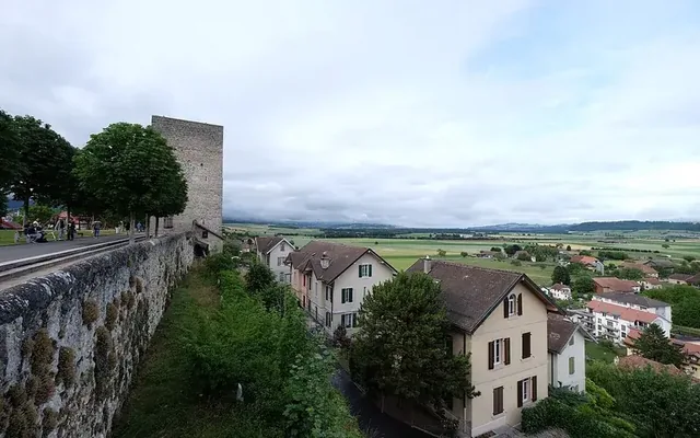 Pompe à chaleur à Orbe — vue de la cité