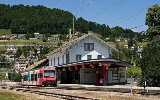 Pompe à chaleur à Sainte-Croix — gare du train des Horlogers