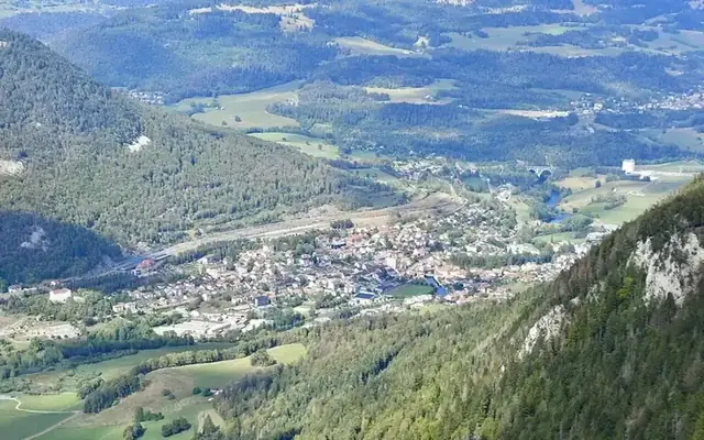 Pompe à chaleur à Vallorbe — vue de la ville et du Jura vaudois